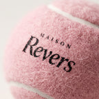Gros plan sur le logo Maison Revers imprimé sur le feutre rose