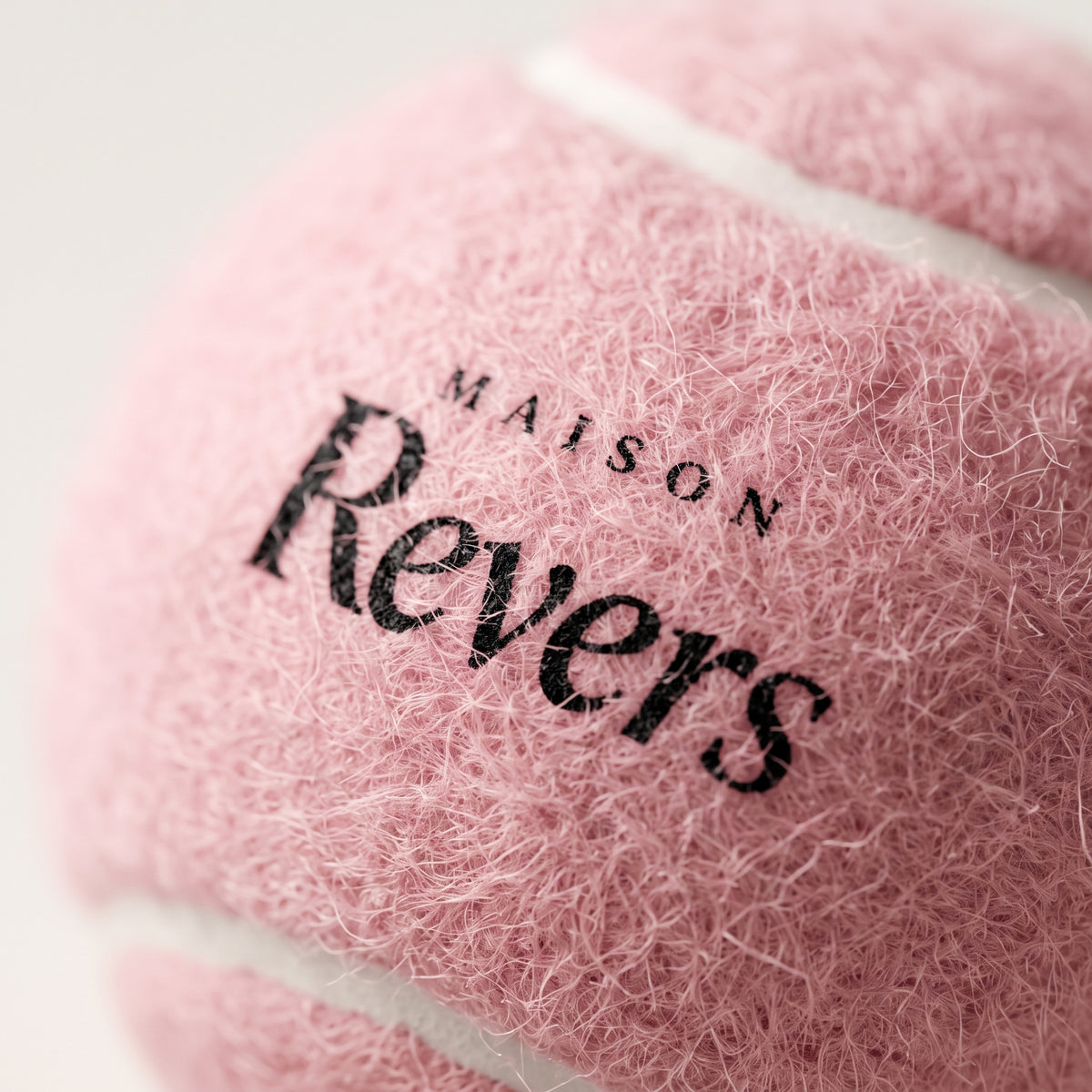 Gros plan sur le logo Maison Revers imprimé sur le feutre rose