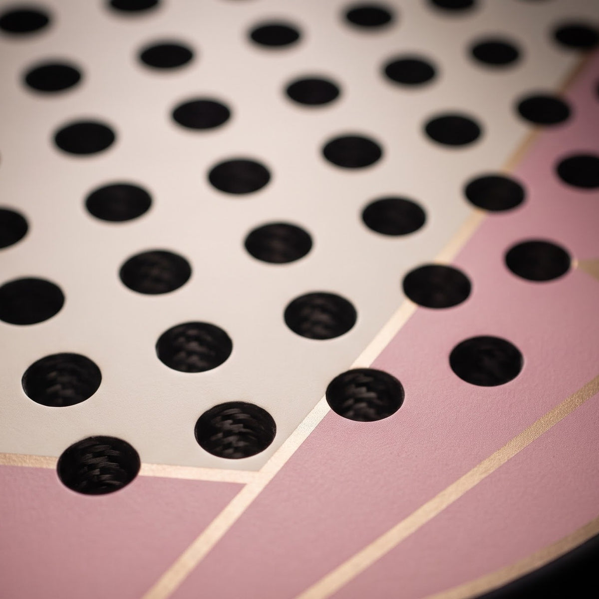 La Signature Crème, détail de la face perforée et du revers rose