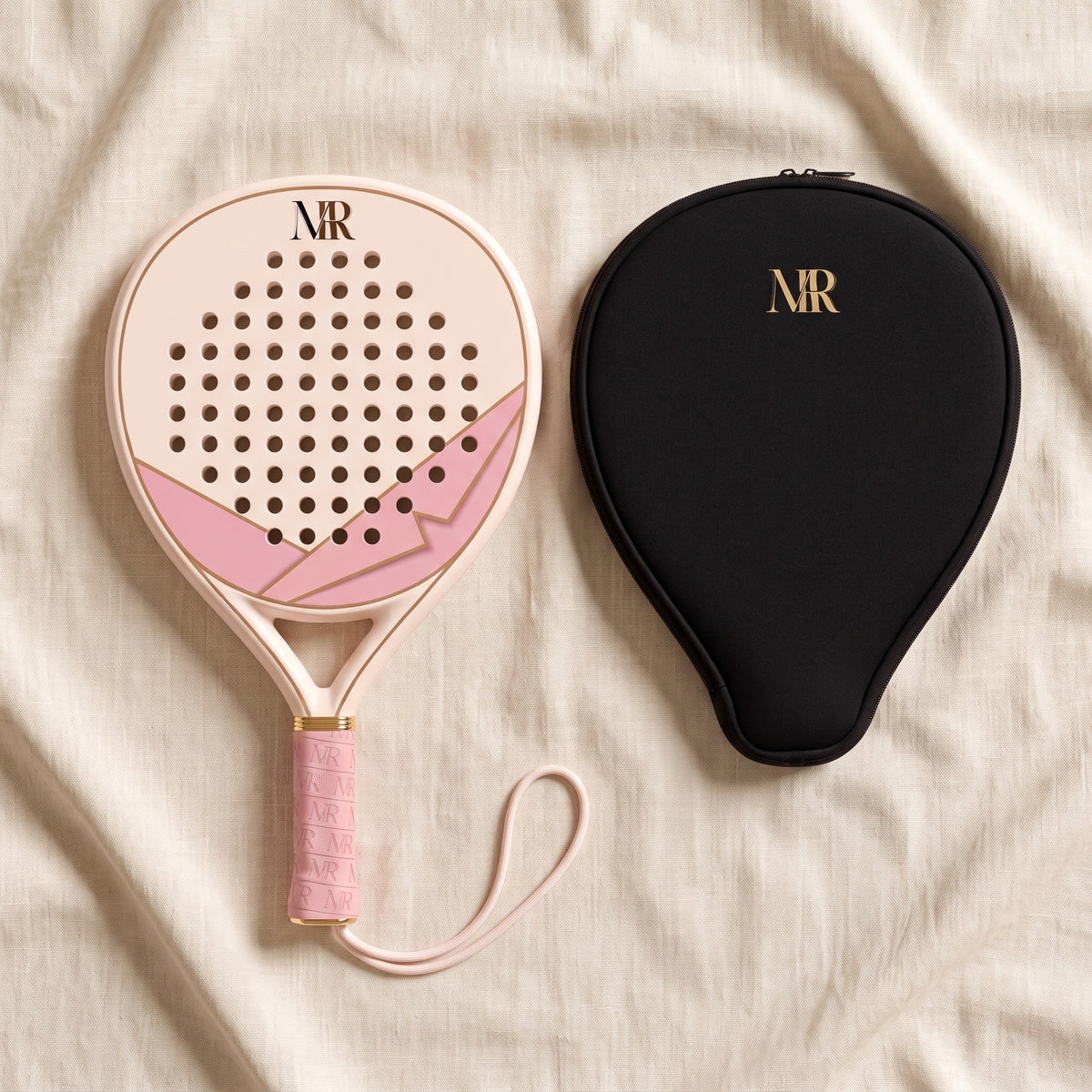 Raquette de padel La Signature Crème à côté de sa housse noire au monogramme MR doré