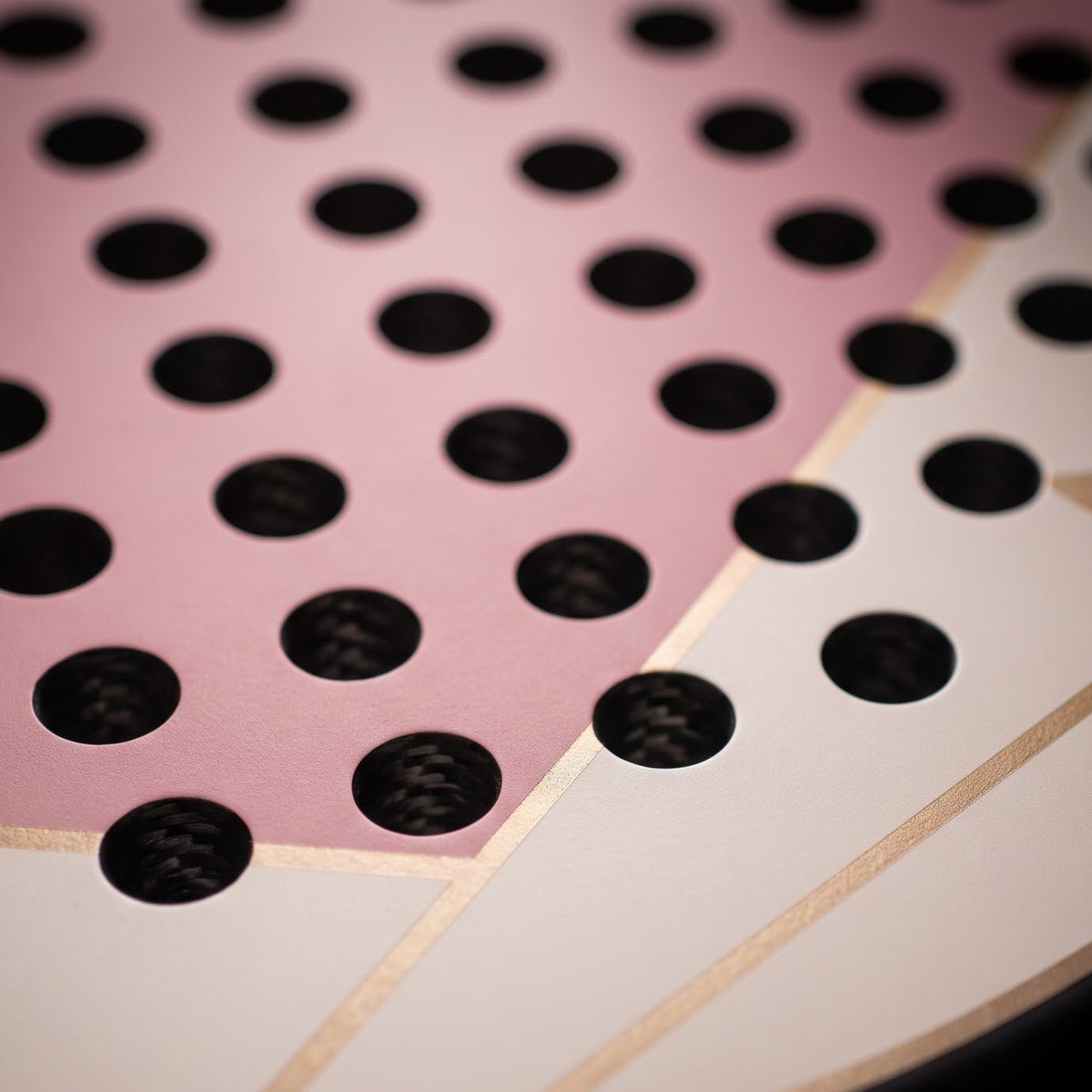 La Signature Rose, détail de la face perforée et du revers crème