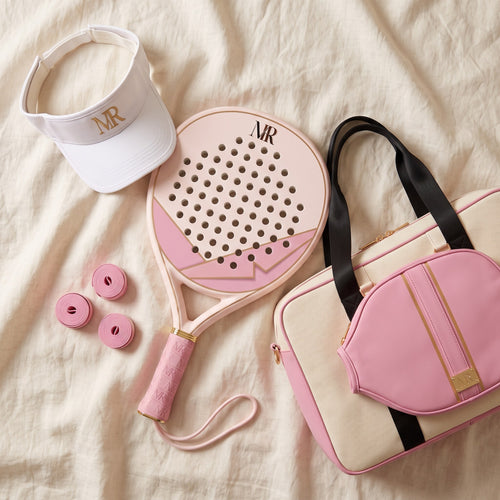 Le Look Signature Crème : raquette crème, sac crème à housse rose, visière blanche MR et 3 surgrips roses