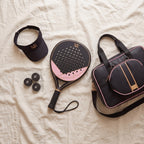 Le Look Signature Noir : raquette noire, sac noir, visière noire MR et 3 surgrips noirs