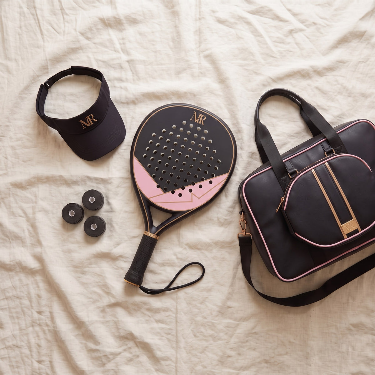 Le Look Signature Noir : raquette noire, sac noir, visière noire MR et 3 surgrips noirs