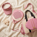 Le Look Signature Rose : raquette rose, sac crème à housse rose, visière rose MR et 3 surgrips crème
