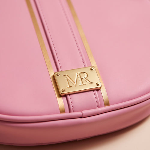 Écusson en métal doré MR riveté sur la housse rose du Sac Revers Crème
