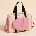 Le Sac Revers Crème avec sa housse rose et son écusson doré MR