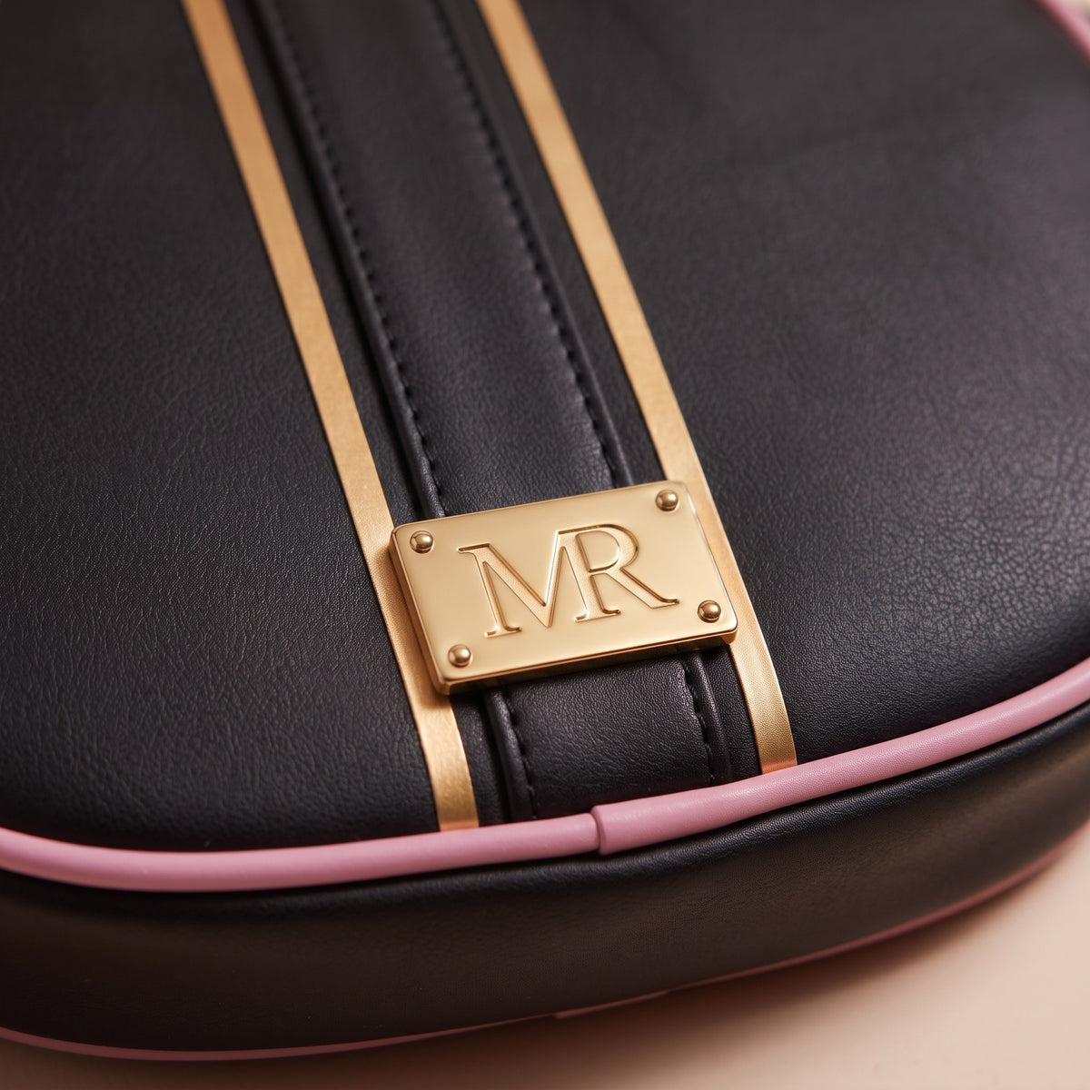 Écusson en métal doré MR riveté sur la housse noire du Sac Revers Noir