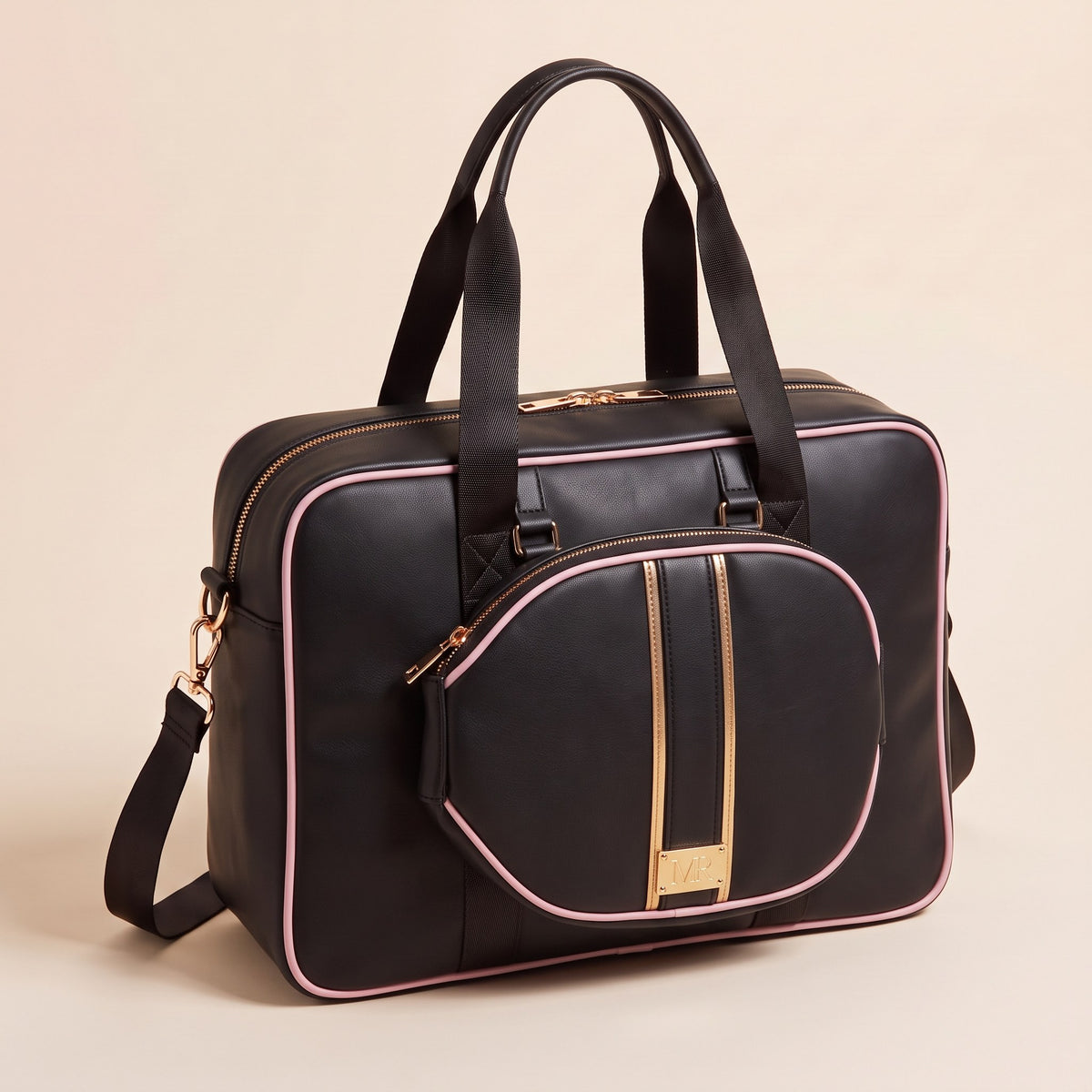 Le Sac Revers Noir en cuir lisse, liseré rose et écusson doré MR